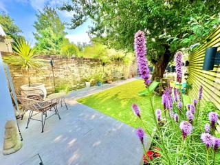 Family Three Bedroom Home - Outbuilding Games Room - Walk to Town and Beach - Free Parking - 8