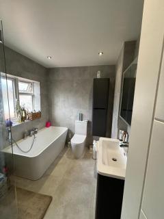 Luxurious Shared Home - Self Check-In, Free Street Parking - Leavesden Green - 9