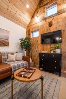 Adorable Tiny House near Grand Canyon, Fire Pit and Walk to Town - Williams - 4