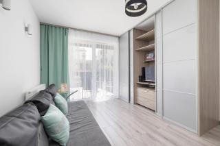 Apartament w Spokojnej Okolicy z Parkingiem by Noclegi Renters - 5