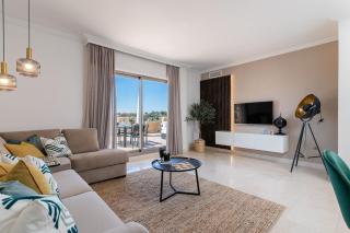 Seaview 2BR Penthouse with Terrace & Pool Access - 8