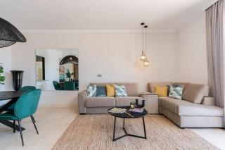 Seaview 2BR Penthouse with Terrace & Pool Access - 2