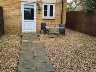 2 bedroom house Admiral Court - Long Sutton - 1