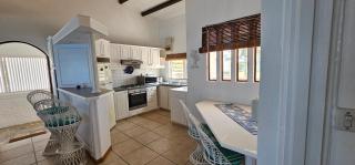Blue Bay Horizon - Beachfront Holiday Homes - Blue Bay - 4