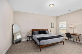 Modern New Build 12BR 12BA w Garage Patio - 7