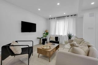 Modern 2BR Apt Near Downtown Ottawa FREE PARKING - Ottawa - 1