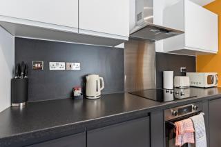 4 Beds 3 Bath (2-ensuites) Free Parking 75Mbps - 3