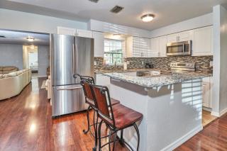 12 Guest Oasis Pool Privacy and Comfort Await - 7