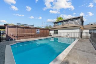 Spacious 1BR Galleria Apt with Pool & Free Park - Houston - 2
