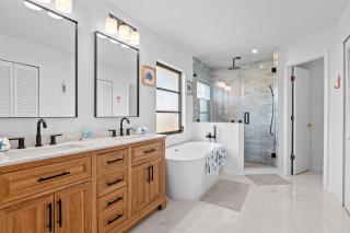 Pelican Paradise! Waterfront, BBQ, Heated Pool, King Bed, Luxury, Family Fun & More - 2