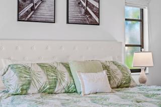 Pelican Paradise! Waterfront, BBQ, Heated Pool, King Bed, Luxury, Family Fun & More - 4