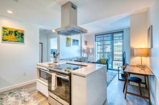 Luxury Apt with City Views - 9