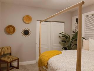 BOUTIQUE GARDEN HOUSE CHICAGO 3-STORY sleeps 12 - Chicago - 1