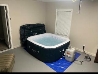 Queen Suite with Wifi Hot Tub Room Movie Theater Room4 - Forest Park - 6