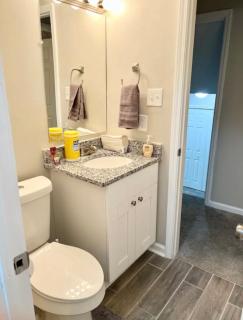 Queen Suite with Wifi Hot Tub Room Movie Theater Room4 - Forest Park - 8