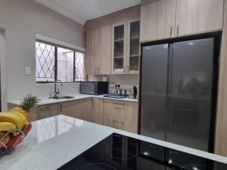 Waters View Villa, 5 Bedroom House - Hartbeespoort - 2