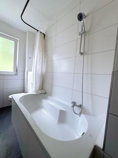 City Apartment with WIFI, Kitchen and 4K TV - - 8