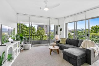 Coastal Harbour lights -Pool Gym & prime Location - Cairns - 0
