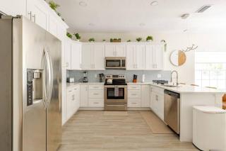 4 Bedroom 3 Full Bath Boho Oasis Saltwater Pool Near Downtown, North of Hyde Park Sleeps 12 Pets OK - 2