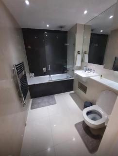 Spacious 3 bed apartment with stunning views - 8