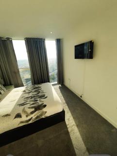 Spacious 3 bed apartment with stunning views - 4