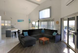 1 Hilltop Parade Qunaba - Windermere - 2
