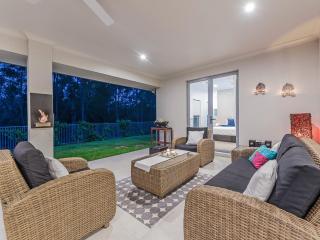 Serenity Retreat Noosa, Spacious Home with Solar Heated Pool - Noosaville - 7