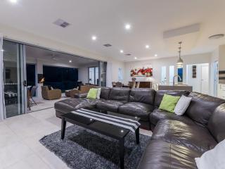 Serenity Retreat Noosa, Spacious Home with Solar Heated Pool - Noosaville - 1