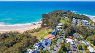Charlesworth 15 - Beach Reserve, Amazing Views, Walk to Resorts, Sleeps 15 - Coffs Harbour - 9