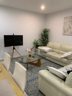 Amazing 1 Bedroom Apt with Large living & extra sleeping space -up to 5 ppl Plus Gym Jacuzzi Spa Pool Sauna and Garden with BBQ - Sydney - 2