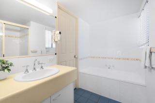 Alexander Beachfront Apartments - Hervey Bay - 3