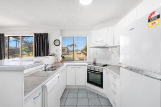 Alexander Beachfront Apartments - Hervey Bay - 1