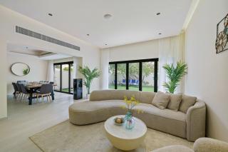 Backyard Bliss Villa in The Lakes 3BR plus maid's room - Dubai - 3