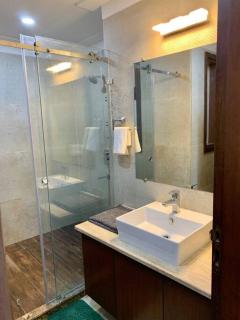 Majestic 4BR with King Beds,Prime Location,Beautiful Patios by StayHaven - New Delhi - 7