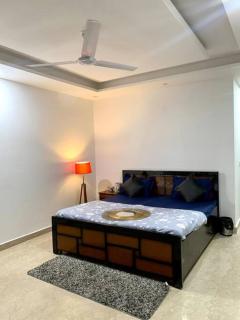 Majestic 4BR with King Beds,Prime Location,Beautiful Patios by StayHaven - New Delhi - 4