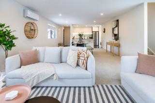 Church Corner, Parking and Large Living Area - Christchurch - 8