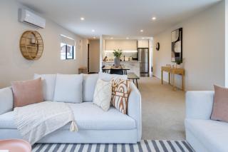 Church Corner, Parking and Large Living Area - Christchurch - 7