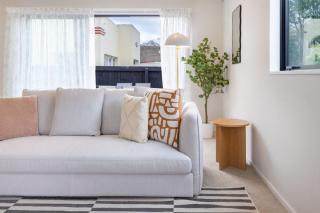 Church Corner, Parking and Large Living Area - Christchurch - 3