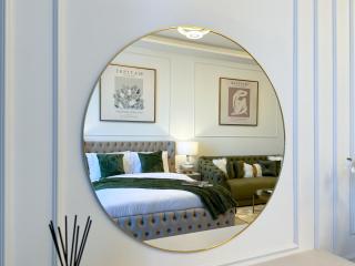 Trophy Elegant Suite w Premium Facilities & Golf Simulator - 2