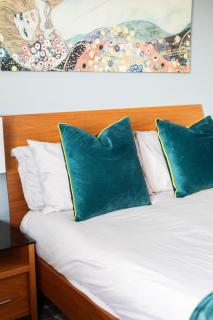 City Hall Penthouse Duplex - Incredible Views & Sleeps 8 & Balcony & Very Modern and spacious - Belfast - 3
