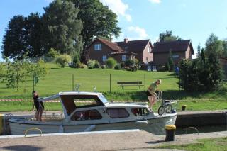 An einer Schleuse gelegene Ferienwohnung mit Grundstück direkt am Wasser - Wesenberg - 8