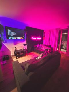 Tropical Room with Private Bathroom and Patio - London - 3
