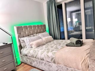 Tropical Room with Private Bathroom and Patio - London - 6