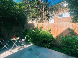 Tropical Room with Private Bathroom and Patio - London - 1