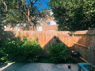 Tropical Room with Private Bathroom and Patio - London - 2