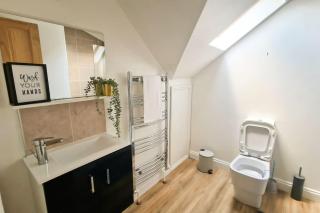 Spacious 15 Guest Home With 9 Beds in Shirley - Solihull - 5