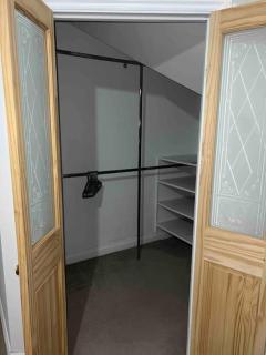 Spacious 15 Guest Home With 9 Beds in Shirley - Solihull - 2