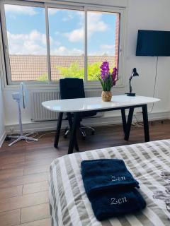 La Fermette à Achicourt - Chambre ZEN, lit double avec grand bureau donnant sur cour au carré - Achicourt - 5