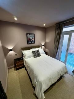 Macbeth's Corner - 2BR Luxury Apartment, Heart of Town, Parking, Sleeps 4 - 1