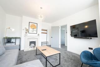 High Peak 5-Star Haven Gardens, Parking & WiFi - 1